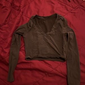 I’m selling because the top was too small. It was a crop top brown full sleeve.